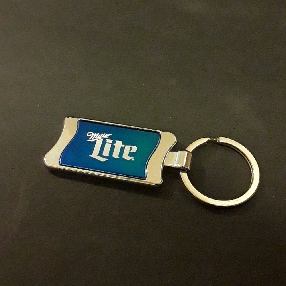c NEW BEAUTIFUL MILLER LITE KEY RING KEYCHAIN IN BAG